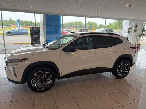 Summit White 2026 Chevrolet Trax FWD 2RS