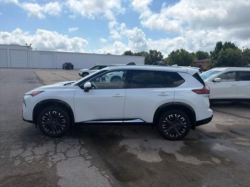 Everest White Pearl Tricoat 2026 Nissan Rogue Platinum