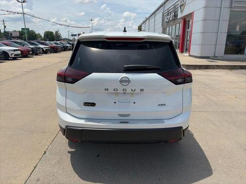 Everest White Pearl Tricoat 2026 Nissan Rogue SV