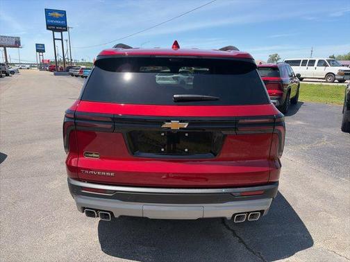 Radiant Red Tintcoat 2026 Chevrolet Traverse LT