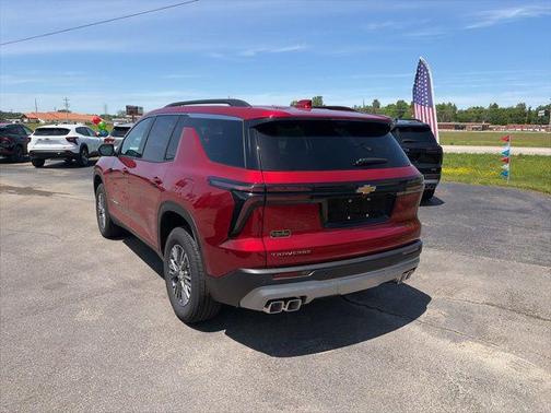 Radiant Red Tintcoat 2026 Chevrolet Traverse LT