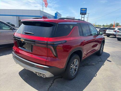Radiant Red Tintcoat 2026 Chevrolet Traverse LT