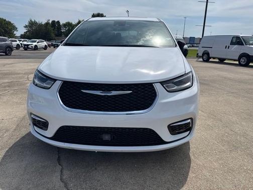 Bright White Clearcoat 2026 Chrysler Pacifica Limited AWD