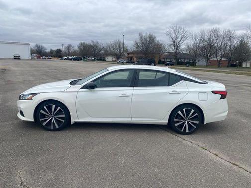 2022 Nissan Altima SR FWD