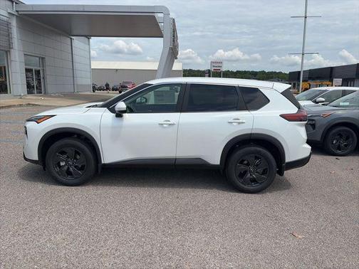 Everest White Pearl Tricoat 2026 Nissan Rogue SV