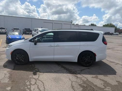 Bright White Clearcoat 2025 Chrysler Pacifica Limited