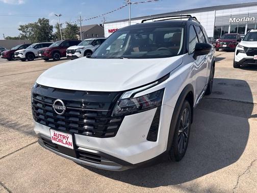 Everest White Pearl/Black 2026 Nissan Pathfinder Platinum