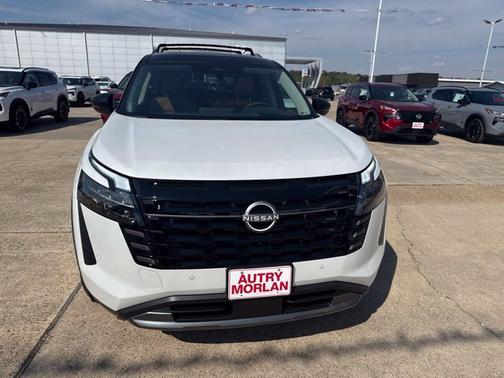 Everest White Pearl/Black 2026 Nissan Pathfinder Platinum
