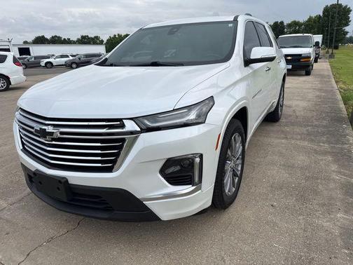 Iridescent Pearl Tricoat 2022 Chevrolet Traverse Premier