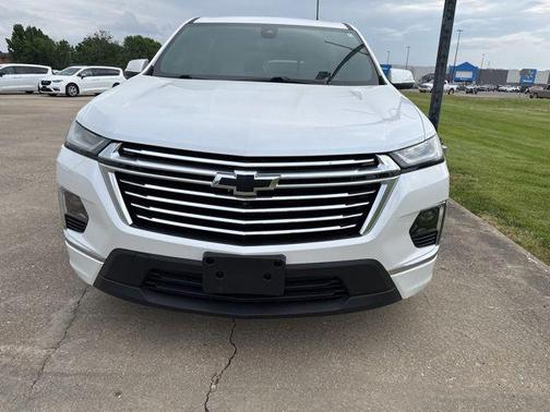 Iridescent Pearl Tricoat 2022 Chevrolet Traverse Premier