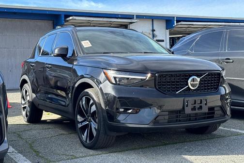 2024 Volvo XC40 B5 Plus Dark Theme