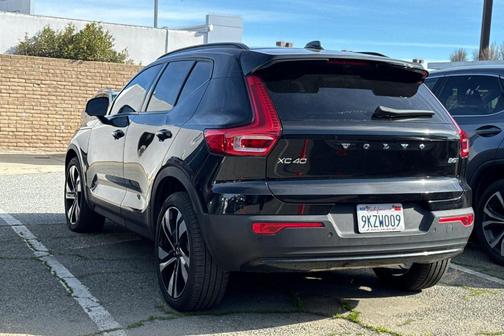 2024 Volvo XC40 B5 Plus Dark Theme