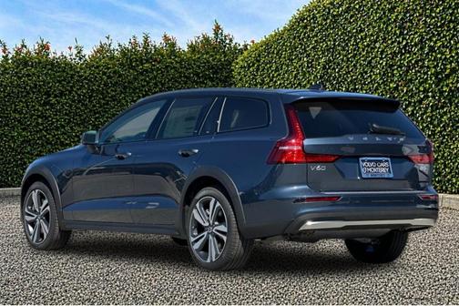 Denim Blue Metallic 2026 Volvo V60 Cross Country B5 Plus