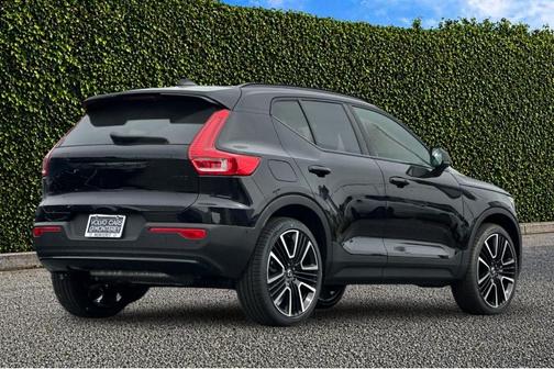 Ultra Black 2026 Volvo XC40 B5 Ultra Black Edition