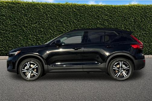 Onyx Black 2026 Volvo XC40 B4 Core