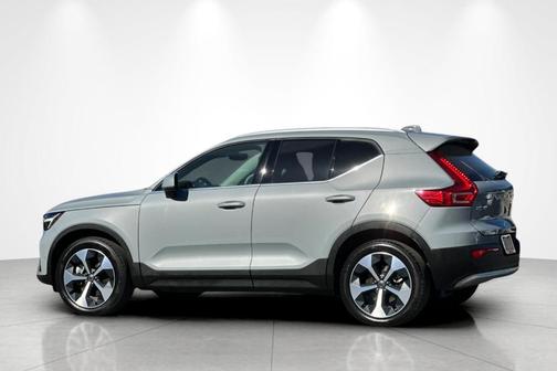 2025 Volvo XC40 B5 Plus Bright Theme