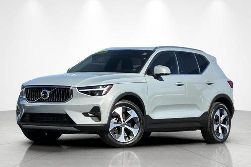 2025 Volvo XC40 B5 Plus Bright Theme