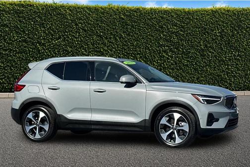 Metallic 2025 Volvo XC40 B5 Plus Bright Theme