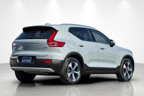 2025 Volvo XC40 B5 Plus Bright Theme