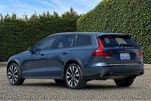 Denim Blue Metallic 2020 Volvo V60 Cross Country T5
