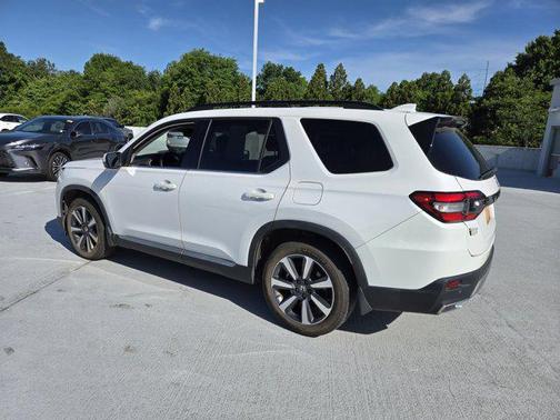 Platinum White Pearl 2023 Honda Pilot Touring 8-Passenger