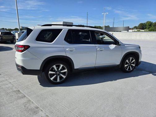 Platinum White Pearl 2023 Honda Pilot Touring 8-Passenger