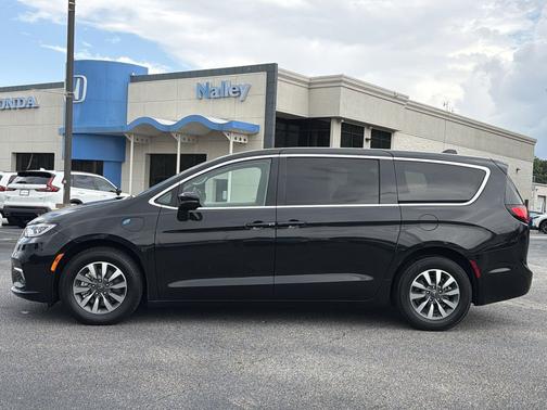 Brilliant Black Crystal Pearlcoat 2023 Chrysler Pacifica Hybrid Touring L