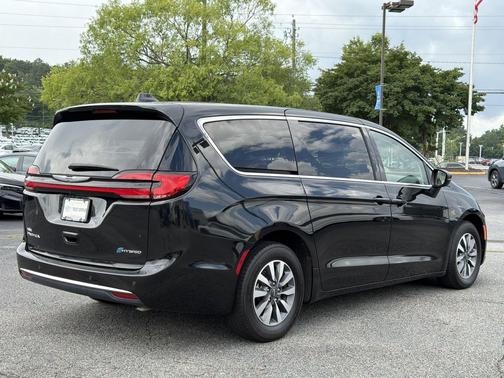 Brilliant Black Crystal Pearlcoat 2023 Chrysler Pacifica Hybrid Touring L