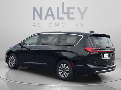 Brilliant Black Crystal Pearlcoat 2023 Chrysler Pacifica Hybrid Touring L