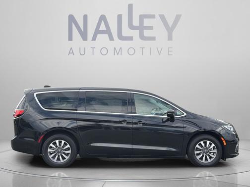 Brilliant Black Crystal Pearlcoat 2023 Chrysler Pacifica Hybrid Touring L