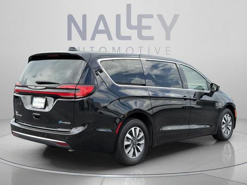 Brilliant Black Crystal Pearlcoat 2023 Chrysler Pacifica Hybrid Touring L
