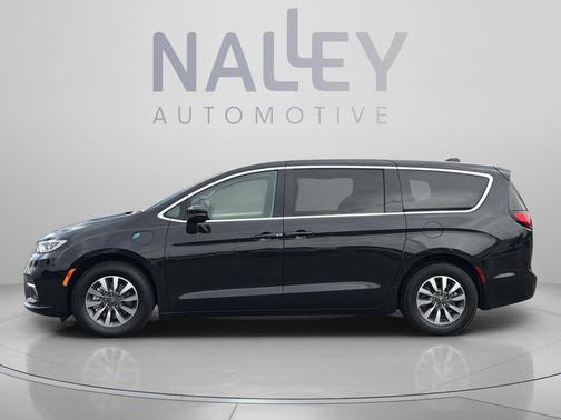 Brilliant Black Crystal Pearlcoat 2023 Chrysler Pacifica Hybrid Touring L