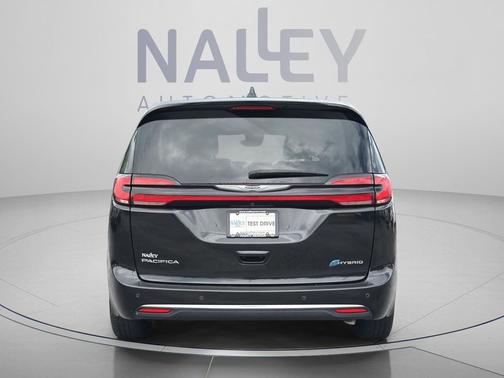 Brilliant Black Crystal Pearlcoat 2023 Chrysler Pacifica Hybrid Touring L