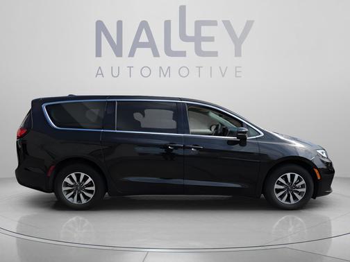 Brilliant Black Crystal Pearlcoat 2023 Chrysler Pacifica Hybrid Touring L