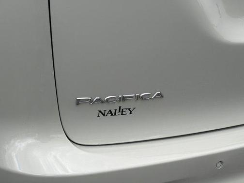 Luxury White Pearlcoat 2019 Chrysler Pacifica Limited