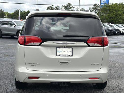 Luxury White Pearlcoat 2019 Chrysler Pacifica Limited