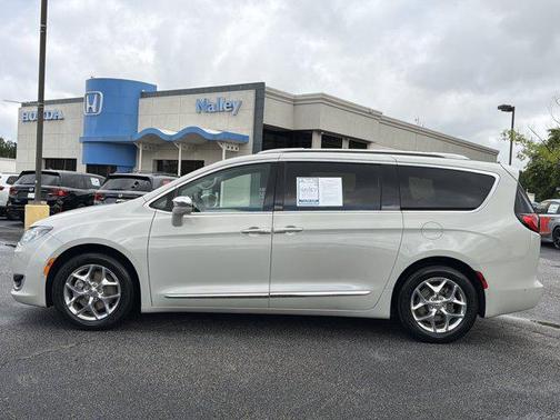 Luxury White Pearlcoat 2019 Chrysler Pacifica Limited