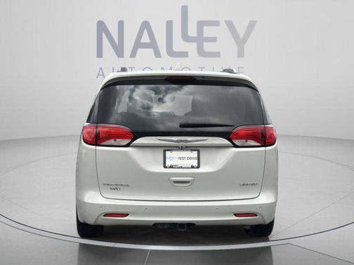 Luxury White Pearlcoat 2019 Chrysler Pacifica Limited