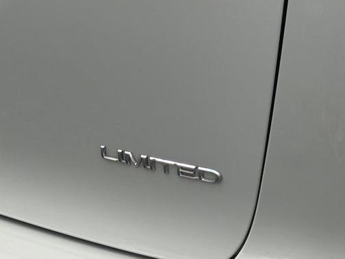 Luxury White Pearlcoat 2019 Chrysler Pacifica Limited