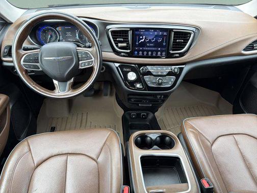 Luxury White Pearlcoat 2019 Chrysler Pacifica Limited