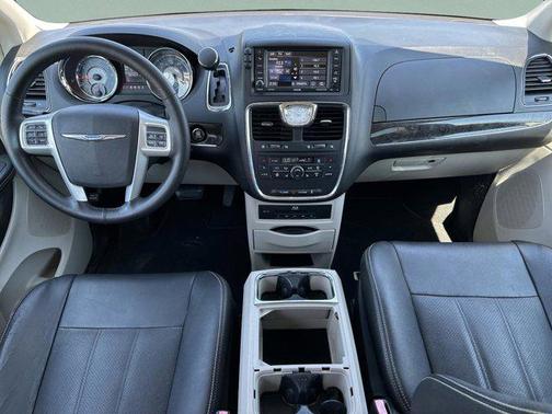 2016 Chrysler Town & Country Touring-L