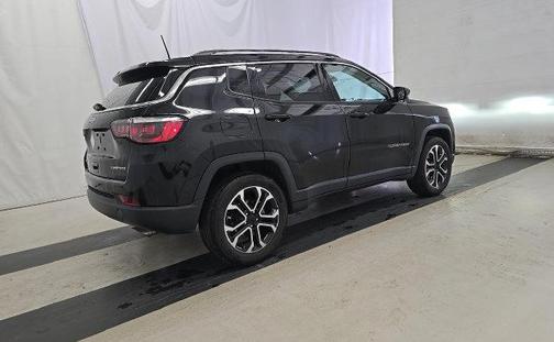 Diamond Black Crystal Pearlcoat 2022 Jeep Compass Limited