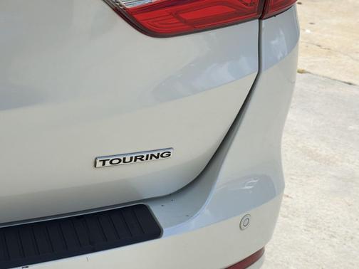White Diamond Pearl 2019 Honda Odyssey Touring