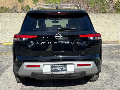 2025 Nissan Pathfinder SL FWD