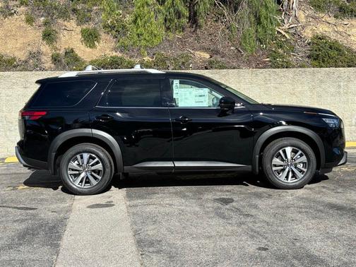 2025 Nissan Pathfinder SL FWD