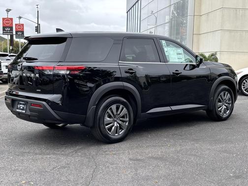 2025 Nissan Pathfinder S
