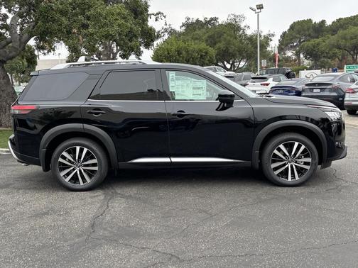 2025 Nissan Pathfinder Platinum FWD