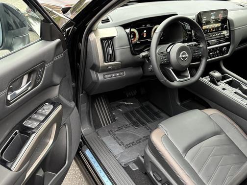 2025 Nissan Pathfinder Platinum FWD