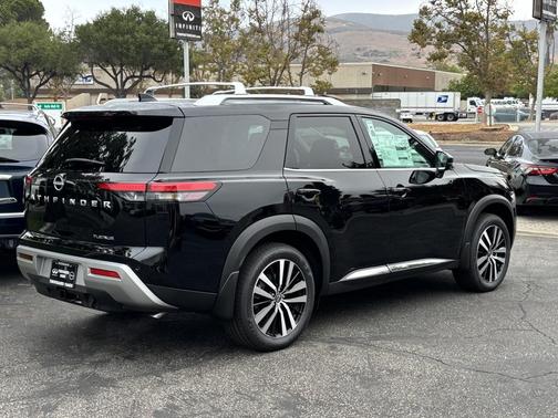 2025 Nissan Pathfinder Platinum FWD