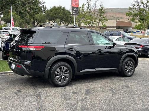 Black 2024 Nissan Pathfinder SV